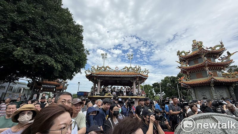 現場約百位民眾來看沈伯洋。 圖:高逸帆/攝 現場約百位民眾來看沈伯洋。 圖:高逸帆/攝