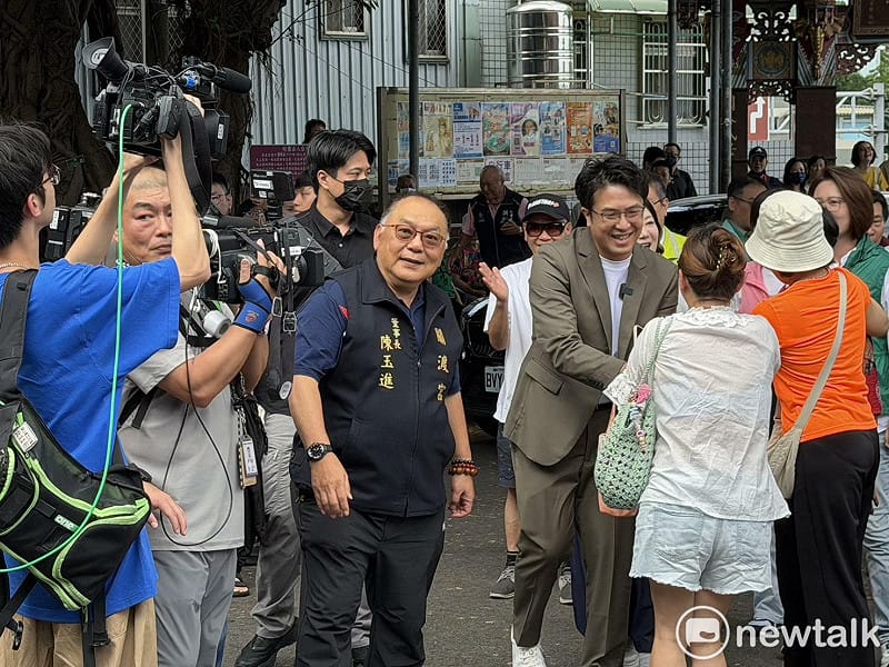 民眾搶跟沈伯洋握手。 圖:高逸帆/攝 民眾搶跟沈伯洋握手。 圖:高逸帆/攝
