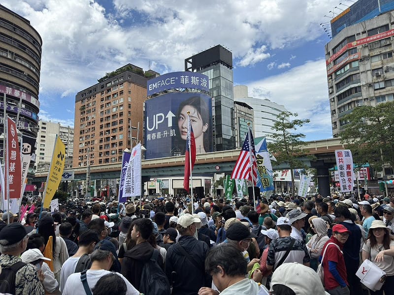  民團舉辦「真和平，要國防」遊行，有破萬人參與。 圖：高逸帆／攝 