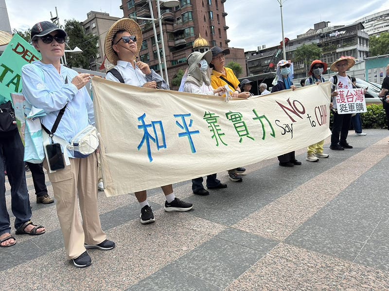  民團舉辦「真和平，要國防」遊行，有破萬人參與。 圖：高逸帆／攝 