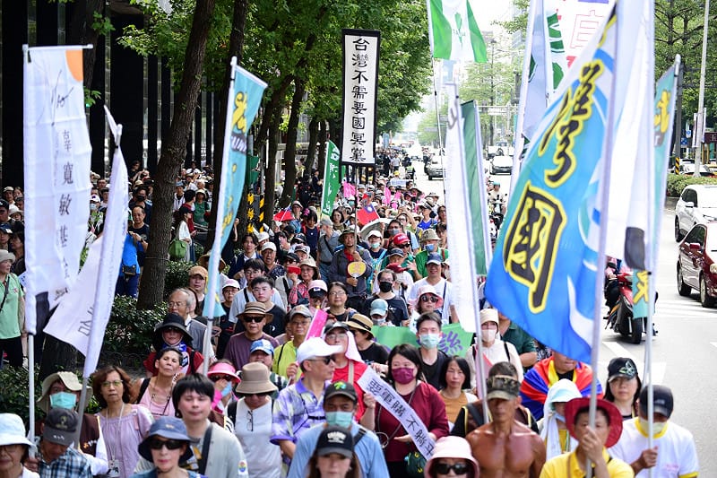 民團舉辦「真和平，要國防」遊行，有破萬人參與。&nbsp;&nbsp;&nbsp;圖：台灣經濟民主連合提供