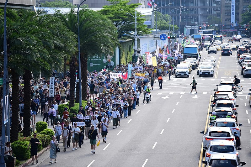 民團舉辦「真和平，要國防」遊行，有破萬人參與。&nbsp;&nbsp;&nbsp;圖：台灣經濟民主連合提供