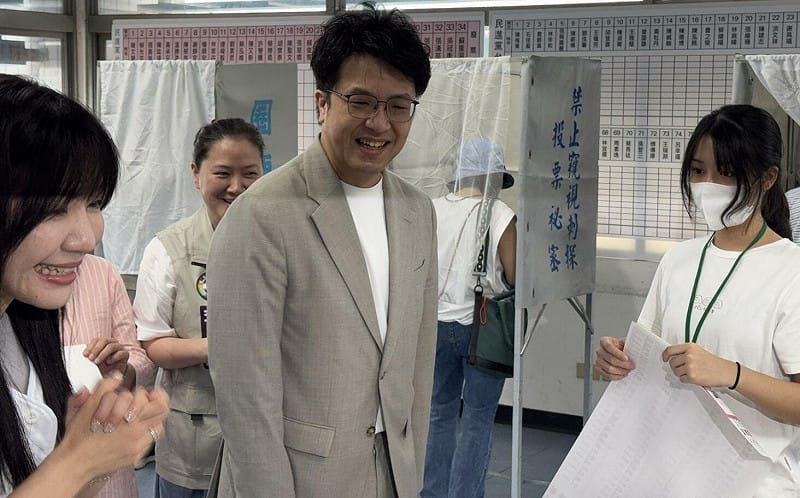 2年買2輛特斯拉  沈伯洋：出新款「舊換新」不該被攻擊  