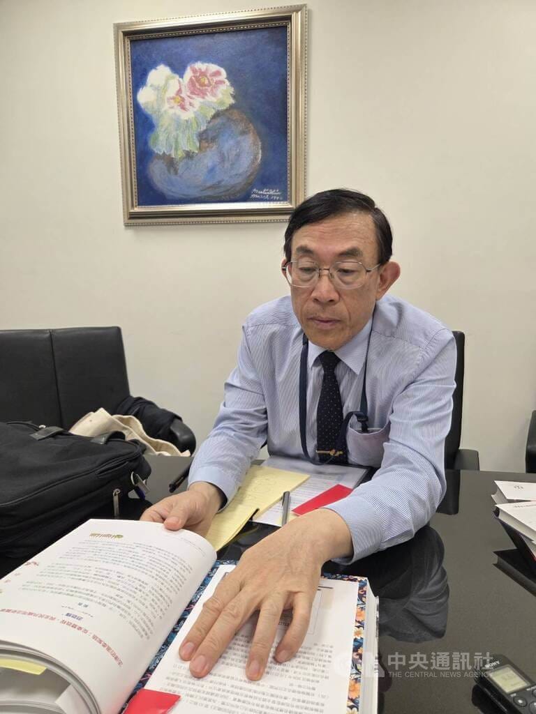 前最高檢察署檢察總長邢泰釗（圖）40年檢察官職涯編寫了50多本書，他在卸任後接受中央社專訪表示，編書首重實用，而個案偵辦當然很好，但效果有限，系統性分析找出問題對症下藥，才是根本之道。中央社記者謝君臨攝 115年5月24日&nbsp;&nbsp;&nbsp;
