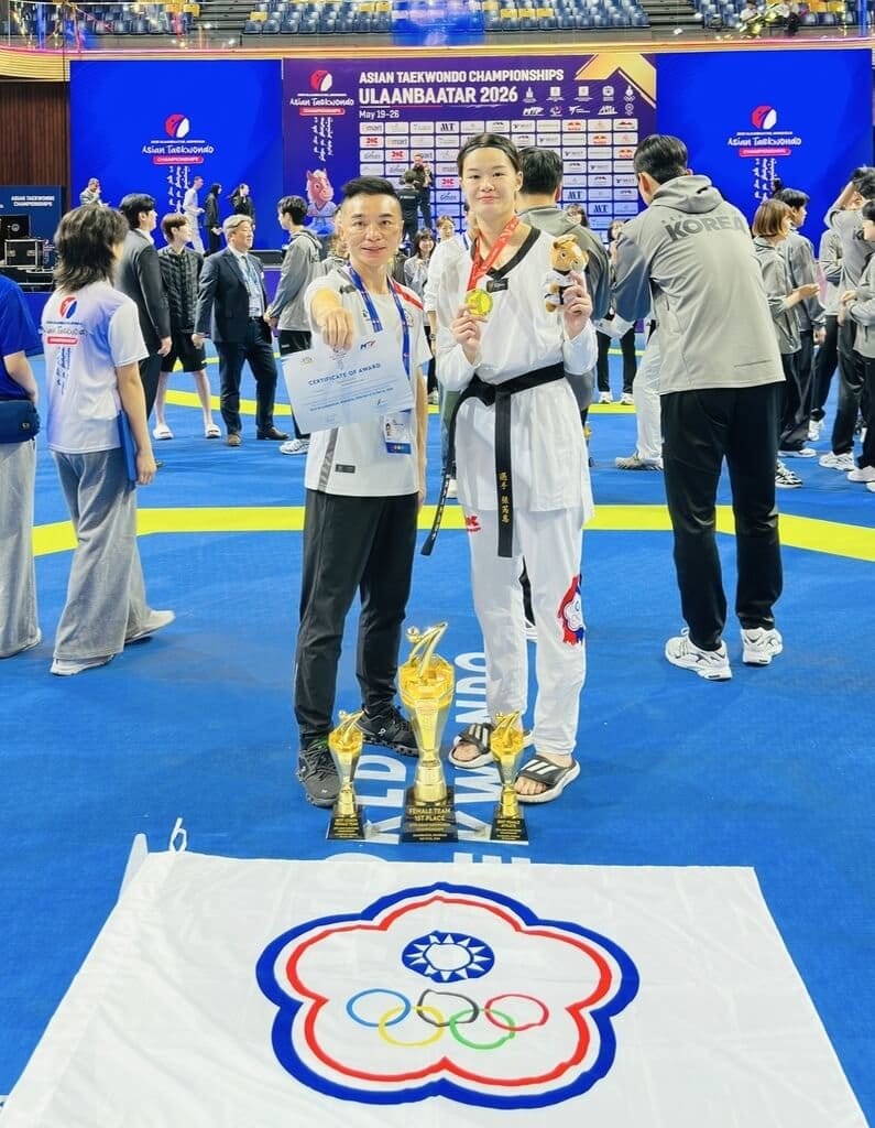 在蒙古舉行的2026亞洲跆拳道錦標賽台灣再傳捷報，女將張芮恩（中右）24日在女子62公斤級金牌戰踢出生涯代表作奪金，賽後與昔日恩師朱建安（中左）合影留念。（教練朱建安提供）中央社記者陳容琛傳真 115年5月24日&nbsp;&nbsp;&nbsp;