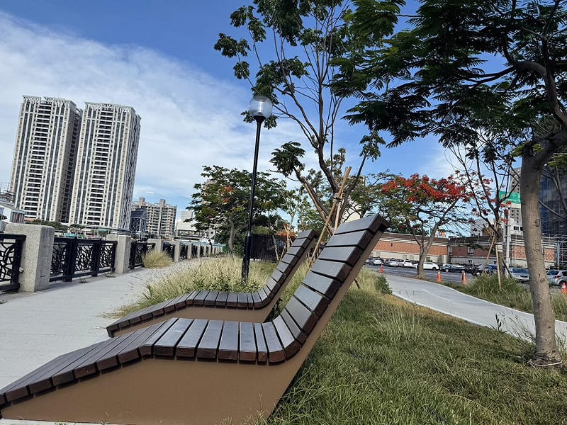 台南運河百年迎來美麗的初夏風景！台南市長黃偉哲特別騎乘YouBike漫遊安平運河河畔，沿著新整建的水岸欣賞盛開鳳凰花與運河景色。&nbsp;&nbsp;&nbsp;圖：台南市政府提供