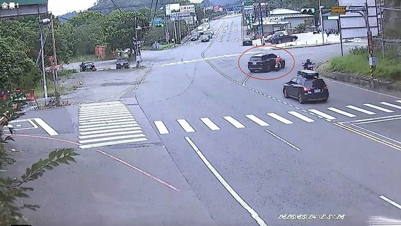 苗栗警方25日表示，大湖鄉24日發生死亡車禍，70歲謝姓男子駕駛自小客車由彼岸橋頭往苗62線方向行駛，疑未注意號誌變換，橫越台3線時與當時欲直行的機車發生碰撞（紅圈處），75歲劉姓騎士倒地後送醫不治。（警方提供）中央社記者管瑞平傳真　115年5月25日&nbsp;&nbsp;&nbsp;
