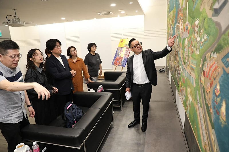 童子瑋向來訪介紹基隆。 &nbsp;&nbsp;&nbsp;圖：基隆市議會/提供