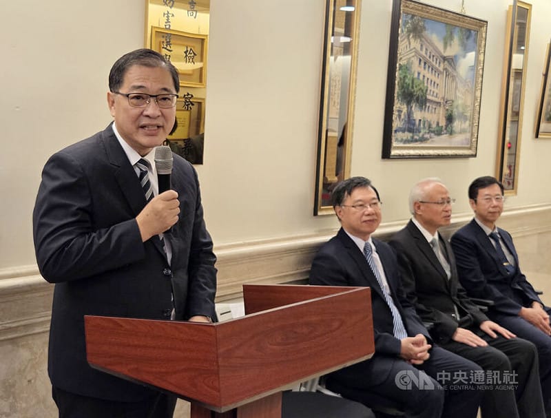 最高檢察署25日舉行「查察妨害選舉督導小組」揭牌儀式。法務部長鄭銘謙（左）致詞表示，年底九合一選舉面臨境外敵對勢力介選等4大挑戰，各查察機關將依法嚴辦，維護選舉公平性及正當性。中央社記者謝君臨攝　115年5月25日&nbsp;&nbsp;&nbsp;