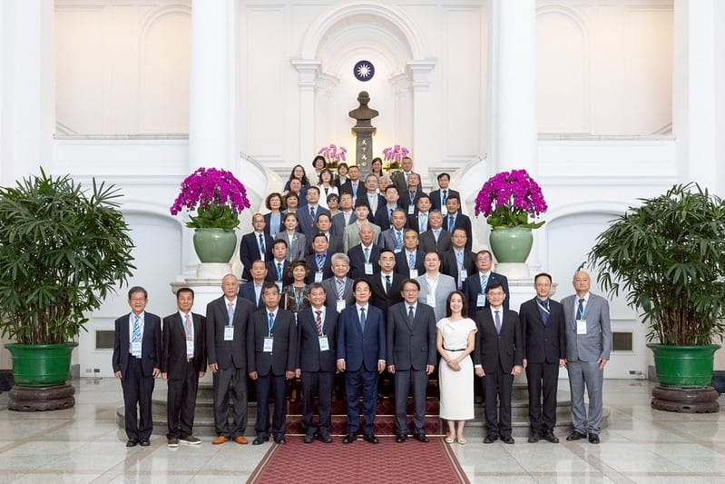 賴清德總統今（25日）與出席貴賓合影。&nbsp;&nbsp;&nbsp;圖：總統府提供