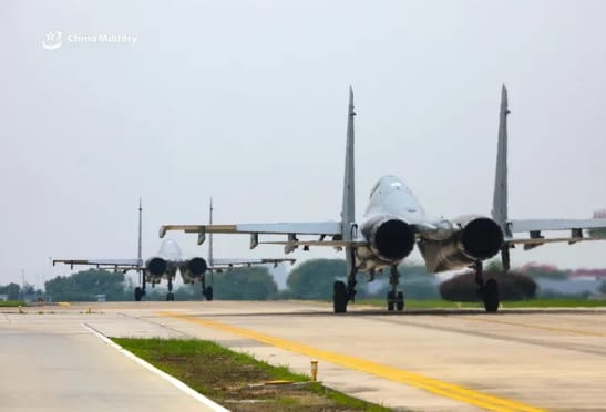 雖然解放軍正不斷擴大隱身戰機的裝備範圍,但殲-16 等非隱形戰機的生產線並未遭島終止,規模反而越來越大。 圖:翻攝自 騰訊網 武器鑒賞 雖然解放軍正不斷擴大隱身戰機的裝備範圍,但殲-16 等非隱形戰機的生產線並未遭島終止,規模反而越來越大。 圖:翻攝自 騰訊網 武器鑒賞