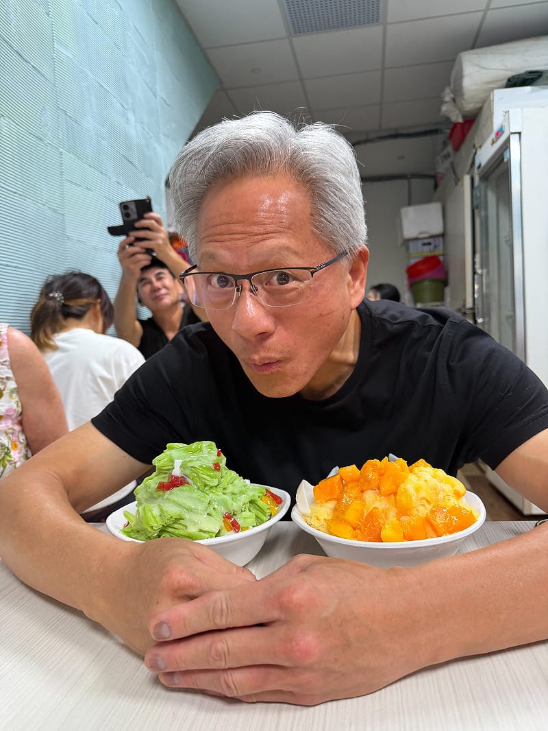 輝達執行長黃仁勳24日赴松山饒河夜市並與冰品合照。&nbsp;&nbsp;&nbsp;圖：翻攝自NVIDIA Ｘ
