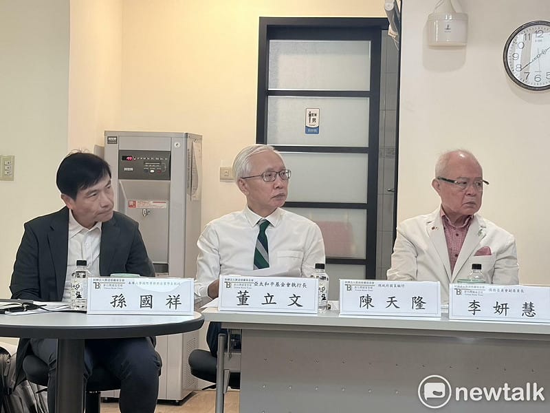  亞太和平基金會執行長董立文（中）。 圖：李宣萱/攝 
