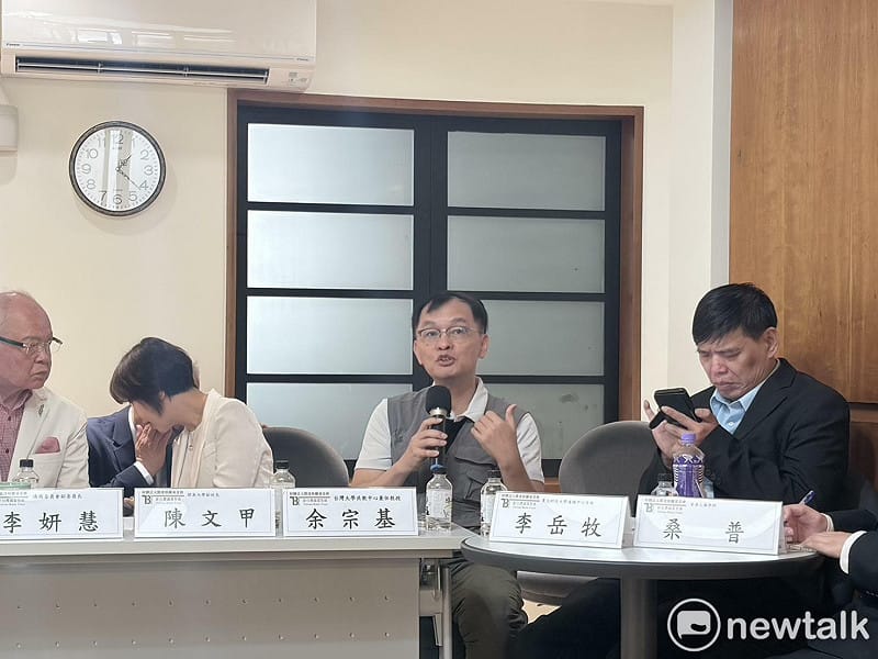  台灣大學共教中心教授余宗基（中）。 圖：李宣萱/攝 