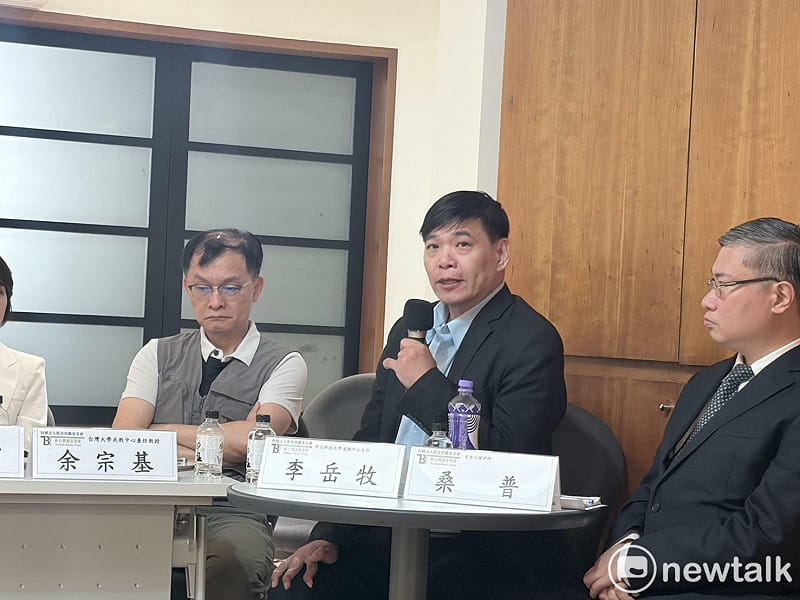  景文科技大學通識中心主任李岳牧（中）、香港人權律師桑普（右）。 圖：李宣萱/攝 