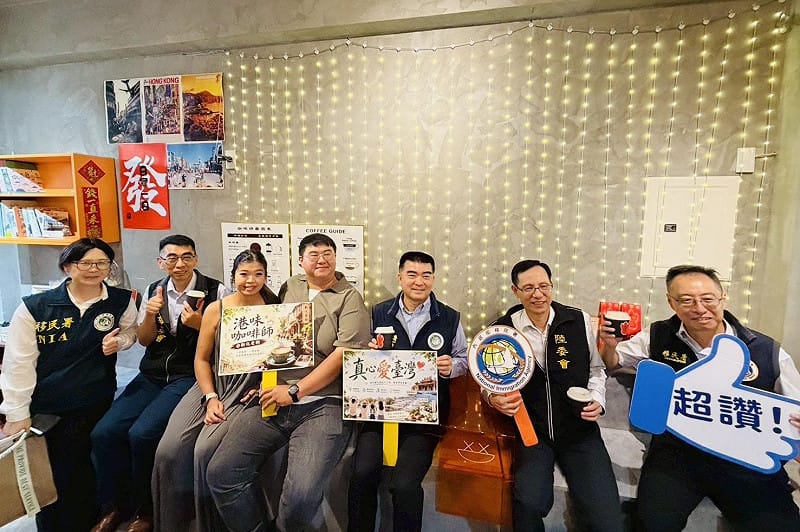 各機關代表享用鄭泳嘉手沖咖啡。&nbsp;&nbsp;&nbsp;圖：台港經濟文化合作策進會提供