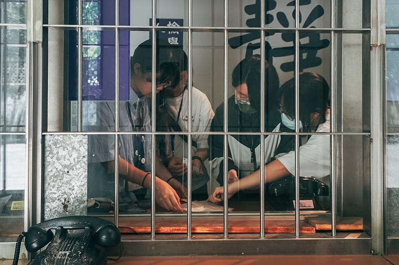 AR實境體驗《種子甦醒行動》吸引學生們一起組隊在現場探索解謎。&nbsp;&nbsp;&nbsp;圖：國家人權博物館提供