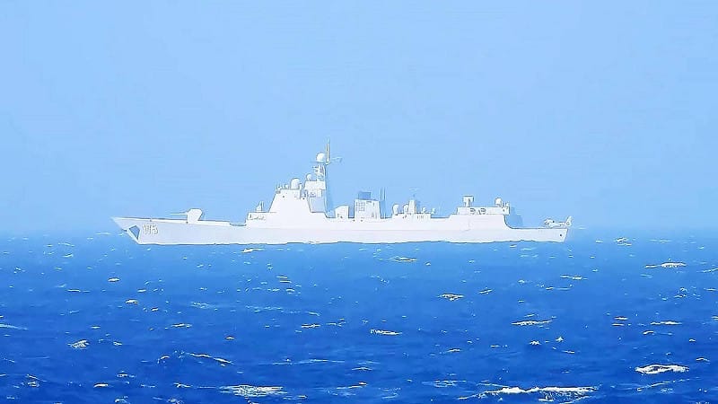 海軍昆明軍艦監控中共銀川艦。&nbsp;&nbsp;&nbsp;國防部提供
