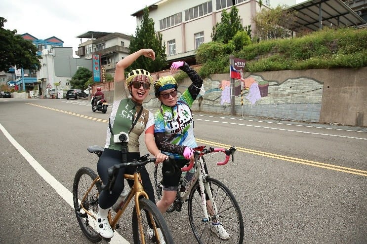 「漫遊獅頭山客庄騎旅」將於5月30日在苗栗南庄與峨眉山城熱鬧登場，來自全台約300位車友齊聚南庄，在人氣單車網紅Linda與小D熱血領騎下，挑戰全長36.7公里騎旅路線。&nbsp;&nbsp;&nbsp;圖：參山處/提供