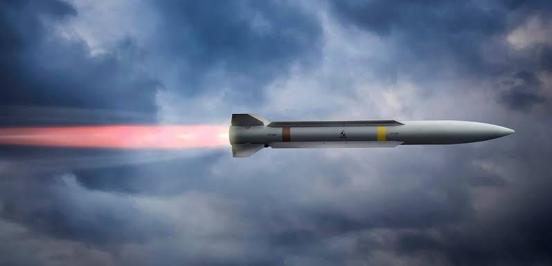 美軍計畫為新一代 AIM-260 空對空飛彈投入近 29.4 億美元採購資金，金額較前一年大幅提升。 圖:翻攝自X帳號@Defence_IDA