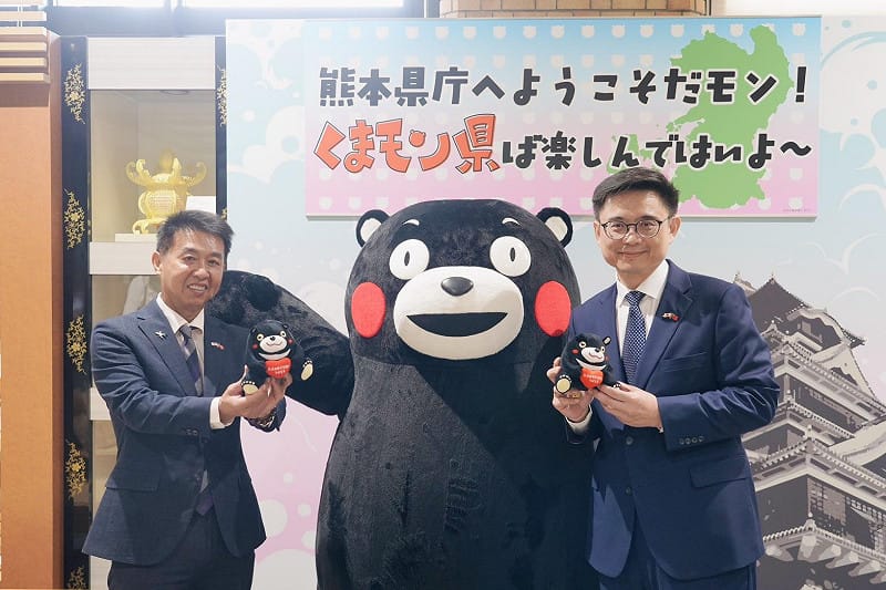 賴瑞隆(右)、許智傑(左)與「熊本熊」合影。&nbsp;&nbsp;&nbsp;圖：賴瑞隆服務處/提供