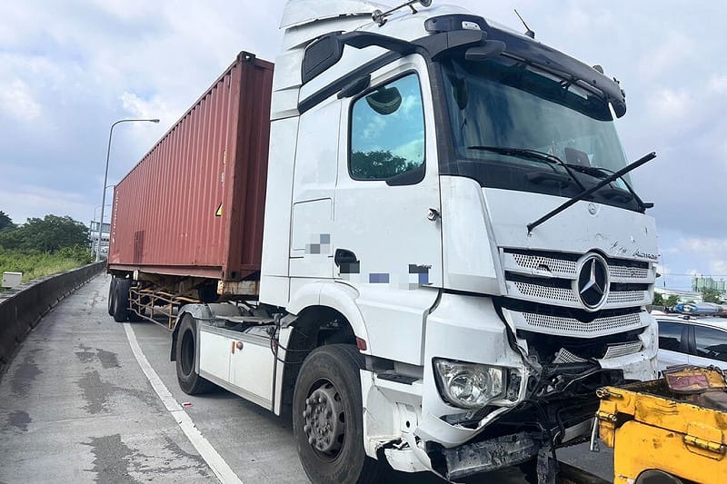 國道1號北向325公里台南永康路段27日上午發生9輛車輛追撞事故，警方初步調查疑為1輛營業半聯結車追撞前方8輛自小客車肇事。（國道警方提供）中央社記者楊思瑞台南傳真　115年5月27日&nbsp;&nbsp;&nbsp;