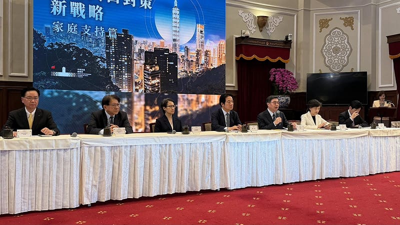 總統府27日舉行「台灣人口對策新戰略—家庭支持篇」國安高層會議會後記者會,總統賴清德、副總統蕭美琴以及行政院長卓榮泰等出席記者會。 圖:高逸帆/攝 總統府27日舉行「台灣人口對策新戰略—家庭支持篇」國安高層會議會後記者會,總統賴清德、副總統蕭美琴以及行政院長卓榮泰等出席記者會。 圖:高逸帆/攝