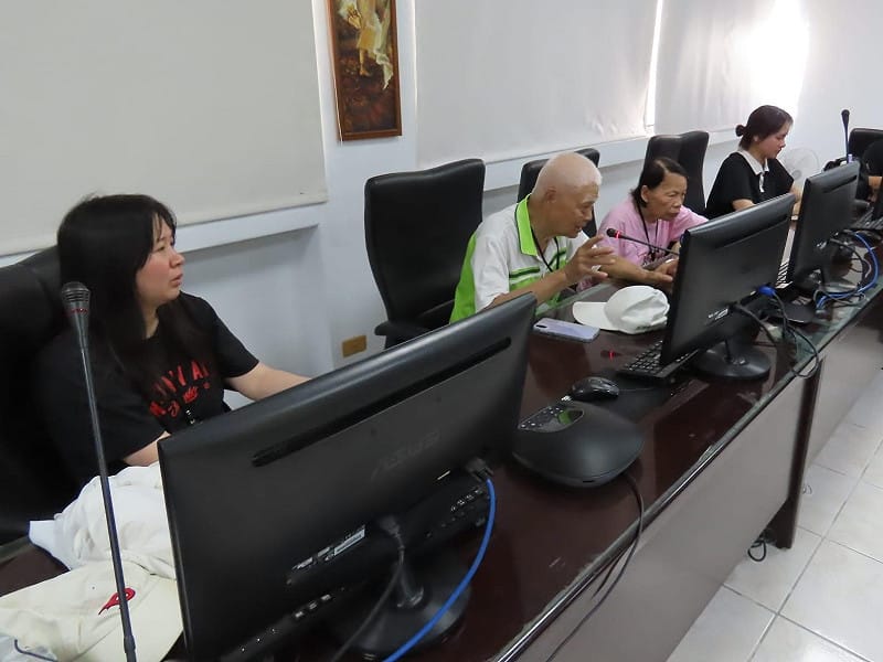 白色恐怖受難者高金郎(左2)分享他在泰源監獄的生活。&nbsp;&nbsp;&nbsp;圖：國家人權博物館提供
