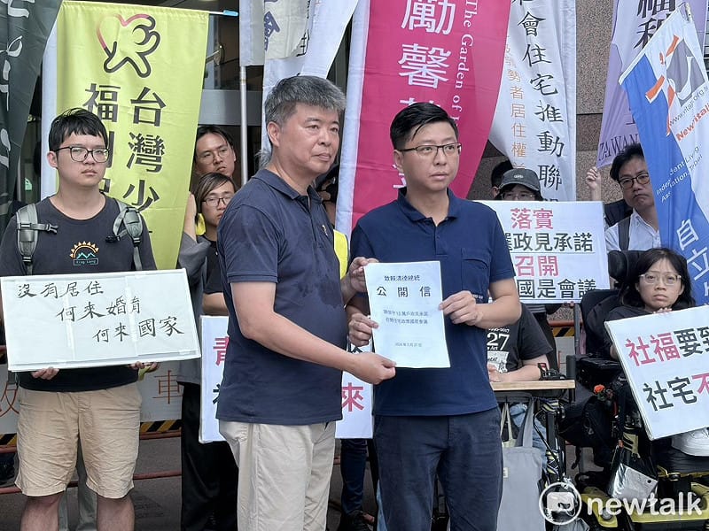 民進黨中央黨部社會運動部副主任(右)也到場接受民團的陳情書。 圖:李宣萱/攝 民進黨中央黨部社會運動部副主任(右)也到場接受民團的陳情書。 圖:李宣萱/攝