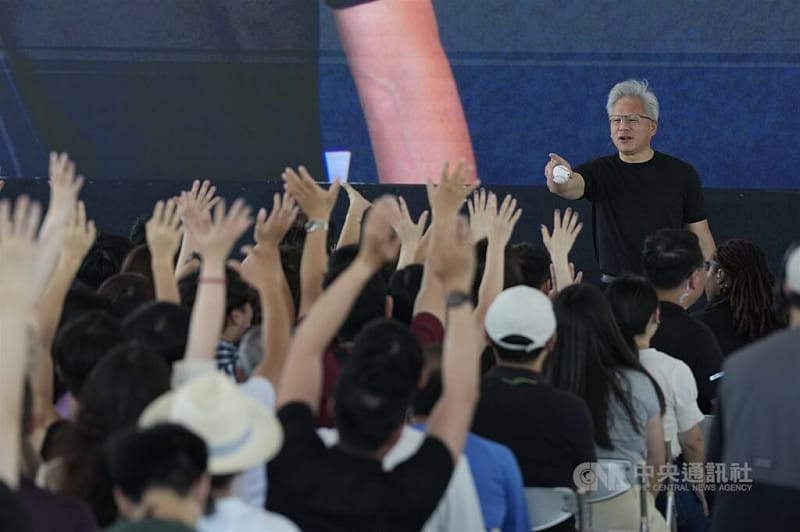 黃仁勳（右）持簽名球發送給員工。中央社記者徐肇昌攝 115年5月27日&nbsp;&nbsp;&nbsp;