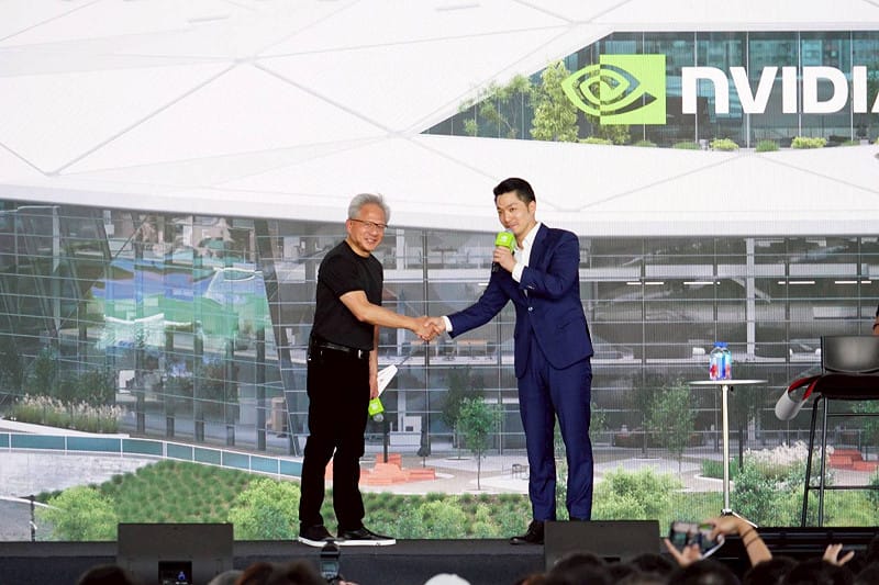 台北市長蔣萬安（右）今受邀出席輝達員工大會，與輝達執行長黃仁勳（左）同台。&nbsp;&nbsp;&nbsp;圖：台北市政府 / 提供