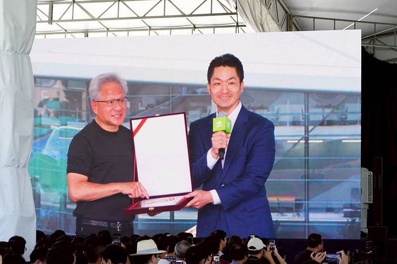 台北市長蔣萬安（右）今受邀出席輝達員工大會，與輝達執行長黃仁勳（左）同台。&nbsp;&nbsp;&nbsp;圖：台北市政府 / 提供