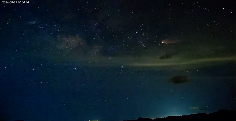 2024年6月29日，也曾出現在類似拖尾巴的黃色光體劃過星空，並在中間噴發消失，當時也起熱議，不過仍沒有人知道是什麼。&nbsp;&nbsp;&nbsp;圖：翻攝自台東就醬玩YT頻道