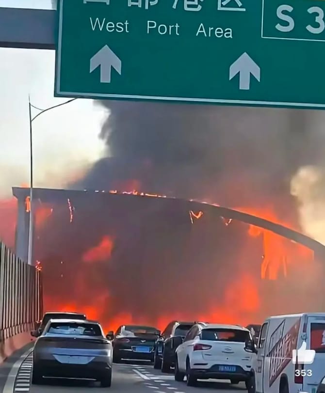 深圳南坪快速道路發生大火，現場火舌猛烈，濃煙直竄天際。&nbsp;&nbsp;&nbsp;圖 : 翻攝自南方都市報