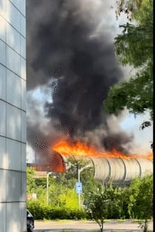 深圳南坪快速道路發生大火，濃煙直竄天際，從遠處就可看到。&nbsp;&nbsp;&nbsp;圖 : 翻攝自南方都市報