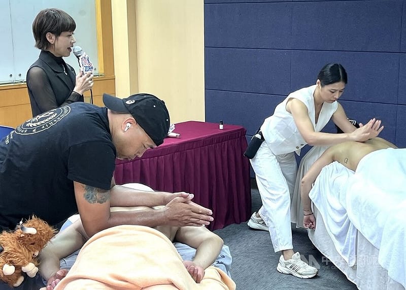 台灣運動恢復手法大賽（TERO）將於8月29、30日於國立體育大學舉行，5月27日啟動記者會上，國際按摩好手吳敬銘（左）、張育慈（右）展現賽事規格的技法，並由剛獲國際大獎的邱琪霏（後）現場講評。中央社記者蘇志畬攝　115年5月27日&nbsp;&nbsp;&nbsp;