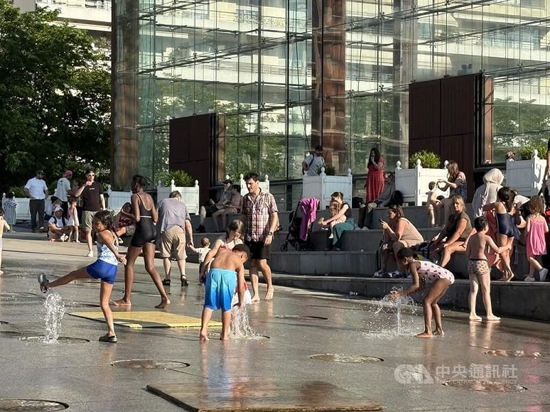 法國出現罕見的5月酷熱天氣，巴黎不少家長帶孩子到公園戲水，自己也略享清涼。中央社記者曾依璇巴黎攝　115年5月28日&nbsp;&nbsp;&nbsp;圖：中央社提供