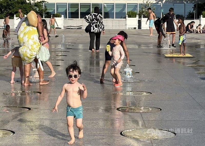 法國出現罕見的5月酷熱天氣，巴黎不少家長在傍晚帶孩子到公園戲水解暑。中央社記者曾依璇巴黎攝　115年5月28日&nbsp;&nbsp;&nbsp;圖：中央社提供
