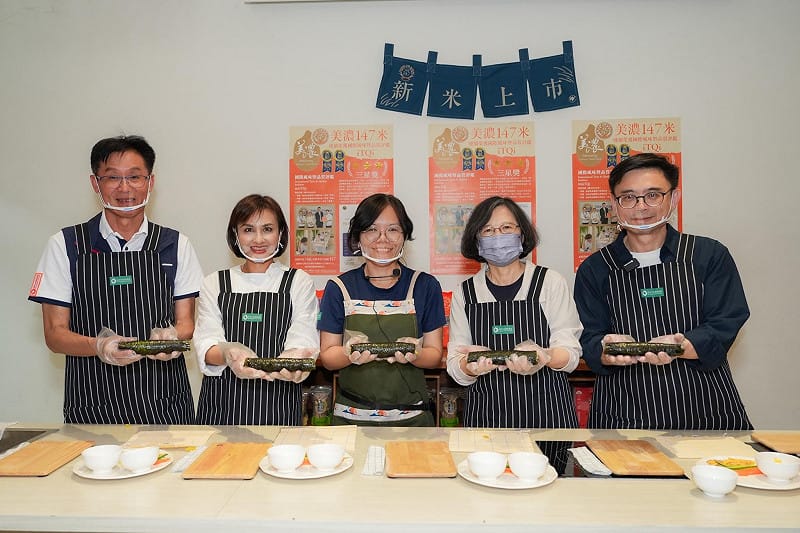 蔡英文(右二)親手以美濃147米製作飯捲。&nbsp;&nbsp;&nbsp;圖：賴瑞隆服務處/提供