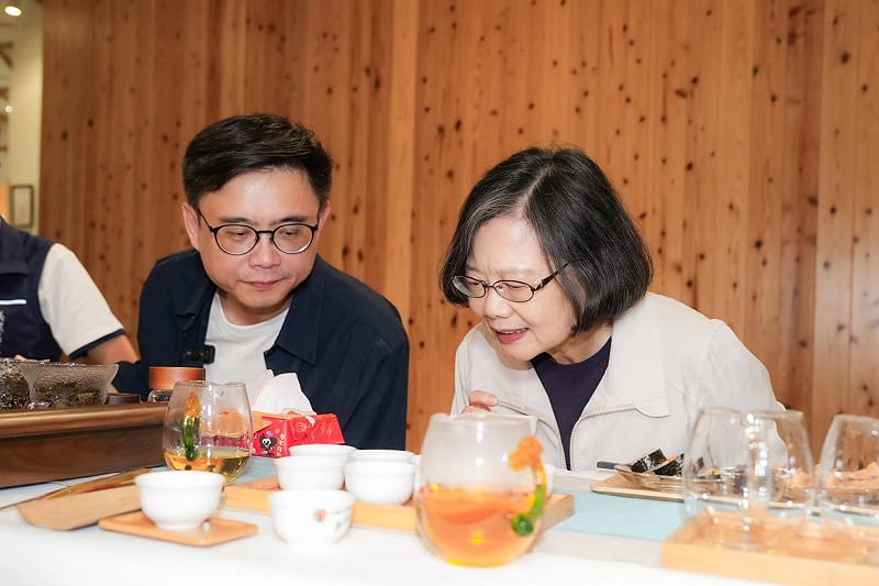 蔡英文(右)品嚐六龜原生山茶。&nbsp;&nbsp;&nbsp;圖：賴瑞隆服務處/提供