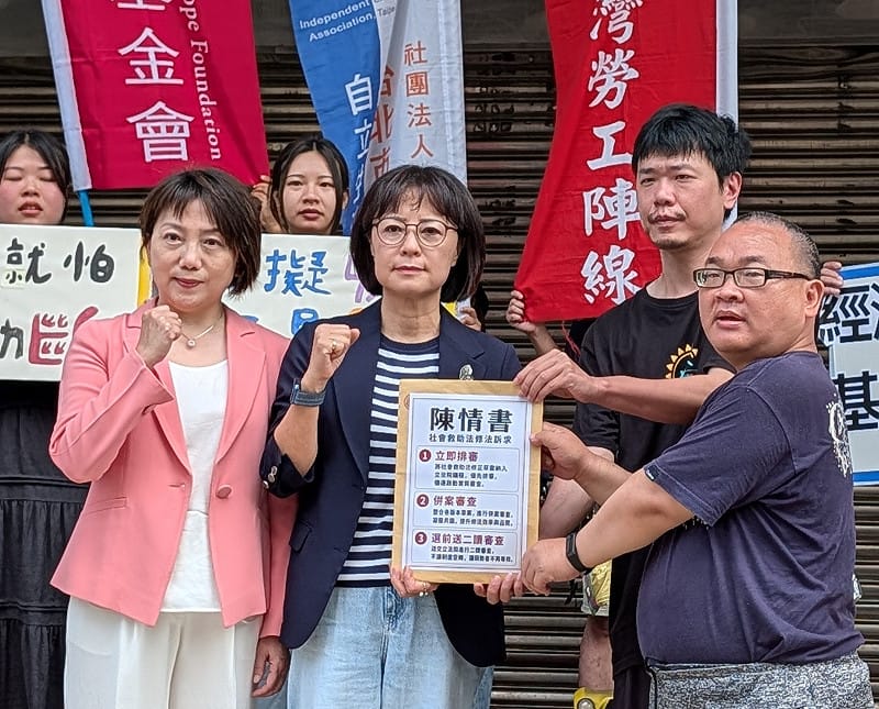 民進黨立委范雲(左)與立委林月琴(中)也現身記者會,並接受民團之陳情書。 圖:台灣勞工陣線 提供 民進黨立委范雲(左)與立委林月琴(中)也現身記者會,並接受民團之陳情書。 圖:台灣勞工陣線 提供