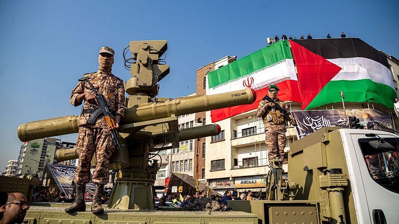 伊朗伊斯蘭革命衛隊公共關係部 28 日凌晨發表聲明稱，美軍稍早空襲阿巴斯港郊區後，革命衛隊已對涉事美軍空軍基地發動報復性打擊，顯示美伊衝突恐有進一步升級風險。 圖 : 翻攝自X帳號@alwihdainfo 