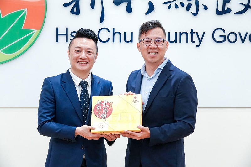 台中市數位局林局長致贈伴手禮予新竹縣數位處。&nbsp;&nbsp;&nbsp;台中市政府/提供