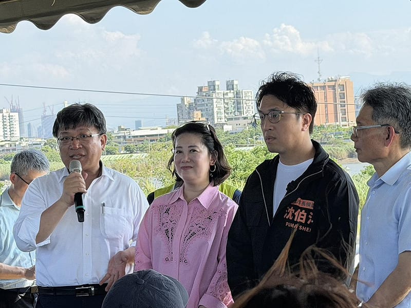  台電董事長曾文生（左一）、立委吳思瑤（左二）、沈伯洋（右二）、經濟部次長賴建信（右一） 圖：高逸帆／攝 