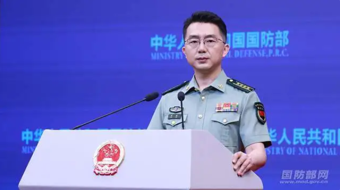 中國國防部 28 日下午舉行例行記者會，針對美國總統川普日前訪中期間談及台灣問題，以及總統賴清德相關回應，中國國防部新聞發言人蔣斌大校強硬表態，稱「台獨」與台海和平「水火不容」，並批評賴清德「變換話術重新偽裝」。&nbsp;&nbsp;&nbsp;圖:翻攝自鳳凰網