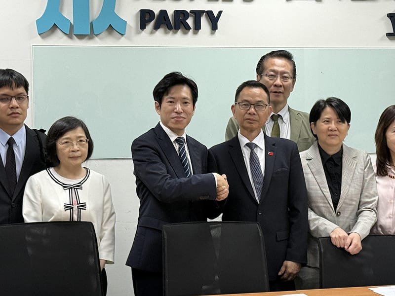 民眾黨團總召陳清龍（握手者右）與行政院秘書長張惇涵（握手者左）。&nbsp;&nbsp;&nbsp;圖：周煊惠 / 攝
