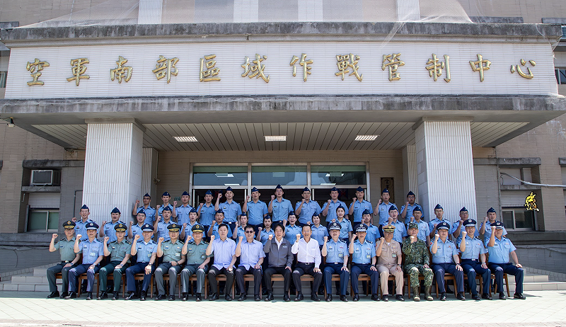 賴清德赴高雄「空軍南部區域作戰管制中心」、「國防部軍備局生產製造中心第205廠」。&nbsp;&nbsp;&nbsp;圖：總統府提供