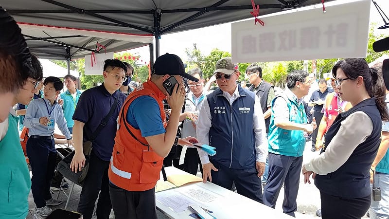 行政院政務委員季連成要求嘉義縣配售站實際聯繫瓦斯行配送。&nbsp;&nbsp;&nbsp;圖：行政院提供