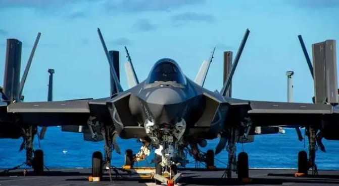 摺疊了機翼，停放在航母甲板上的F-35C戰機。 &nbsp;&nbsp;&nbsp;圖 : 翻攝自矚望雲霄