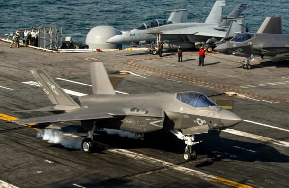 F-35戰機從甲板上起飛。 圖 : 翻攝自中華網 F-35戰機從甲板上起飛。 圖 : 翻攝自中華網
